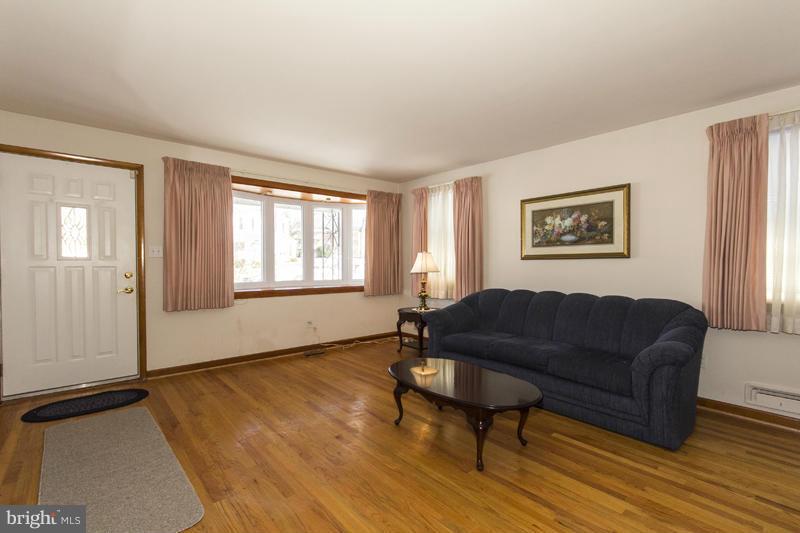2815 Willoughby Road Baltimore, MD 21234 - Photo 16 of 25 Living Room