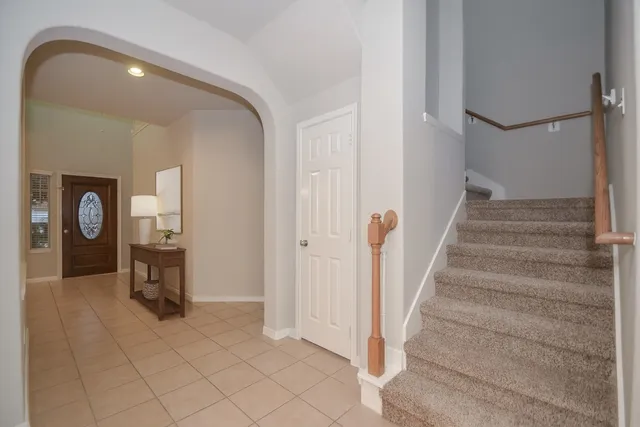 a view of an entryway with a workspace