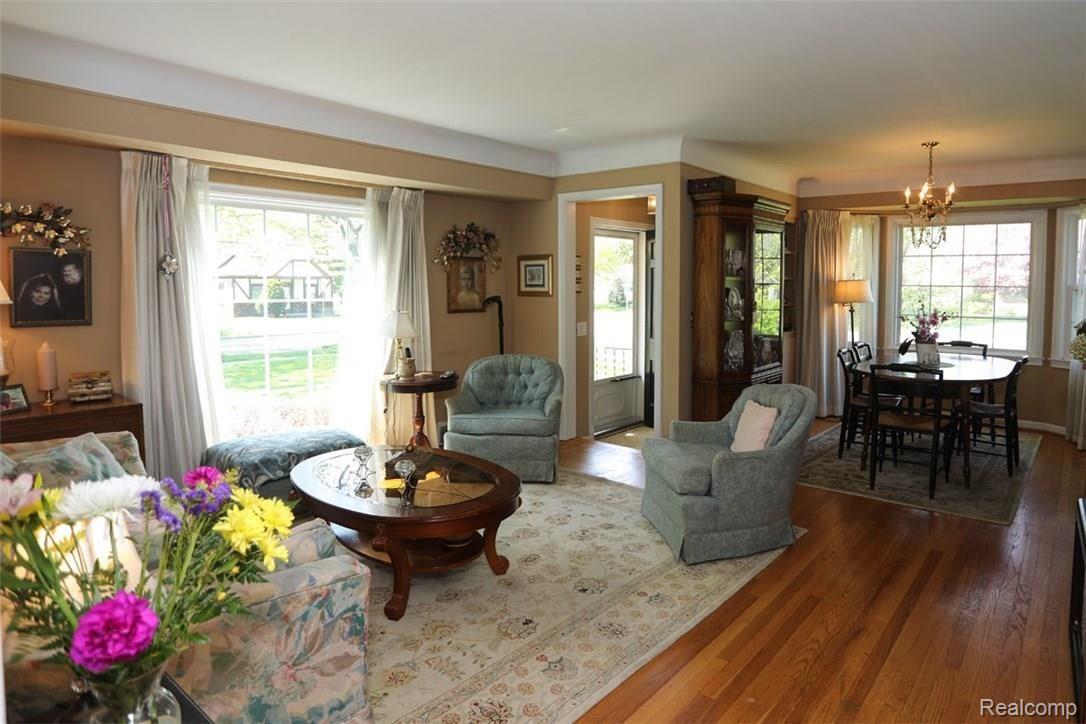352 Riddle Street Howell, MI 48843 - Photo 8 of 26 000003.jpg