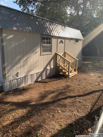 a view of a house with backyard