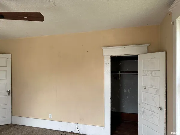 a room with window and a ceiling fan