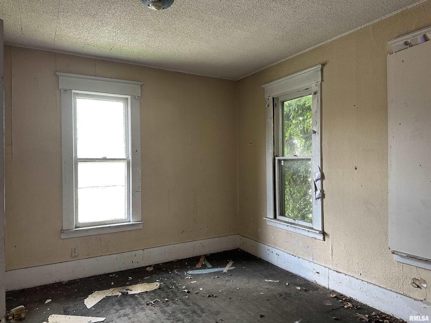 103 North 7th Street Murphysboro, IL 62966 - Photo 16 of 18 an empty room with a window
