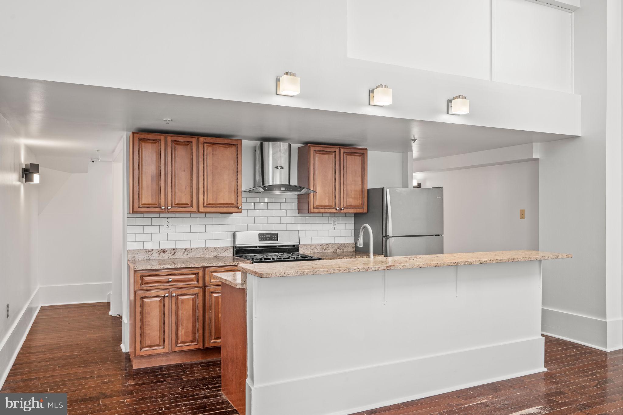 1201 South 5th Street, Unit B Philadelphia, PA 19147 - Photo 5 of 17 Kitchen with Breakfast Bar