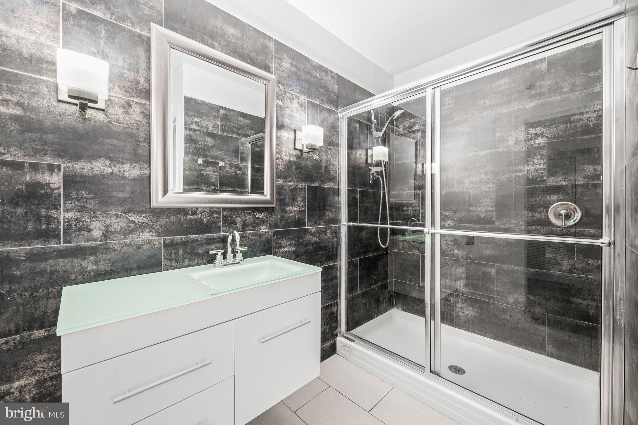 1201 South 5th Street, Unit B Philadelphia, PA 19147 - Photo 8 of 17 En-suite Bathroom