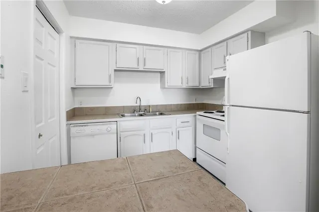 $1,050 | 812 Martin Behrman Avenue, Unit M, Metairie, LA 70005