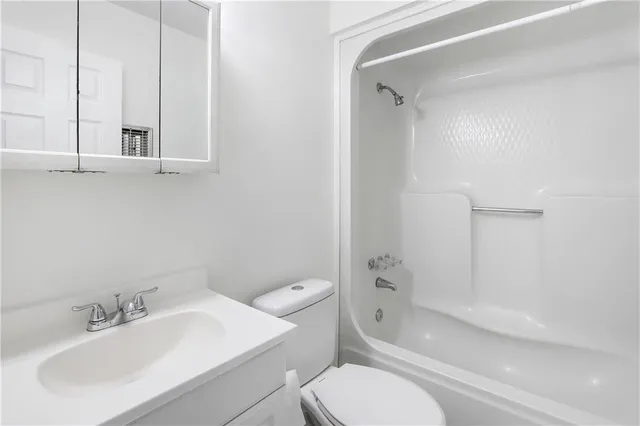 $1,050 | 812 Martin Behrman Avenue, Unit M, Metairie, LA 70005