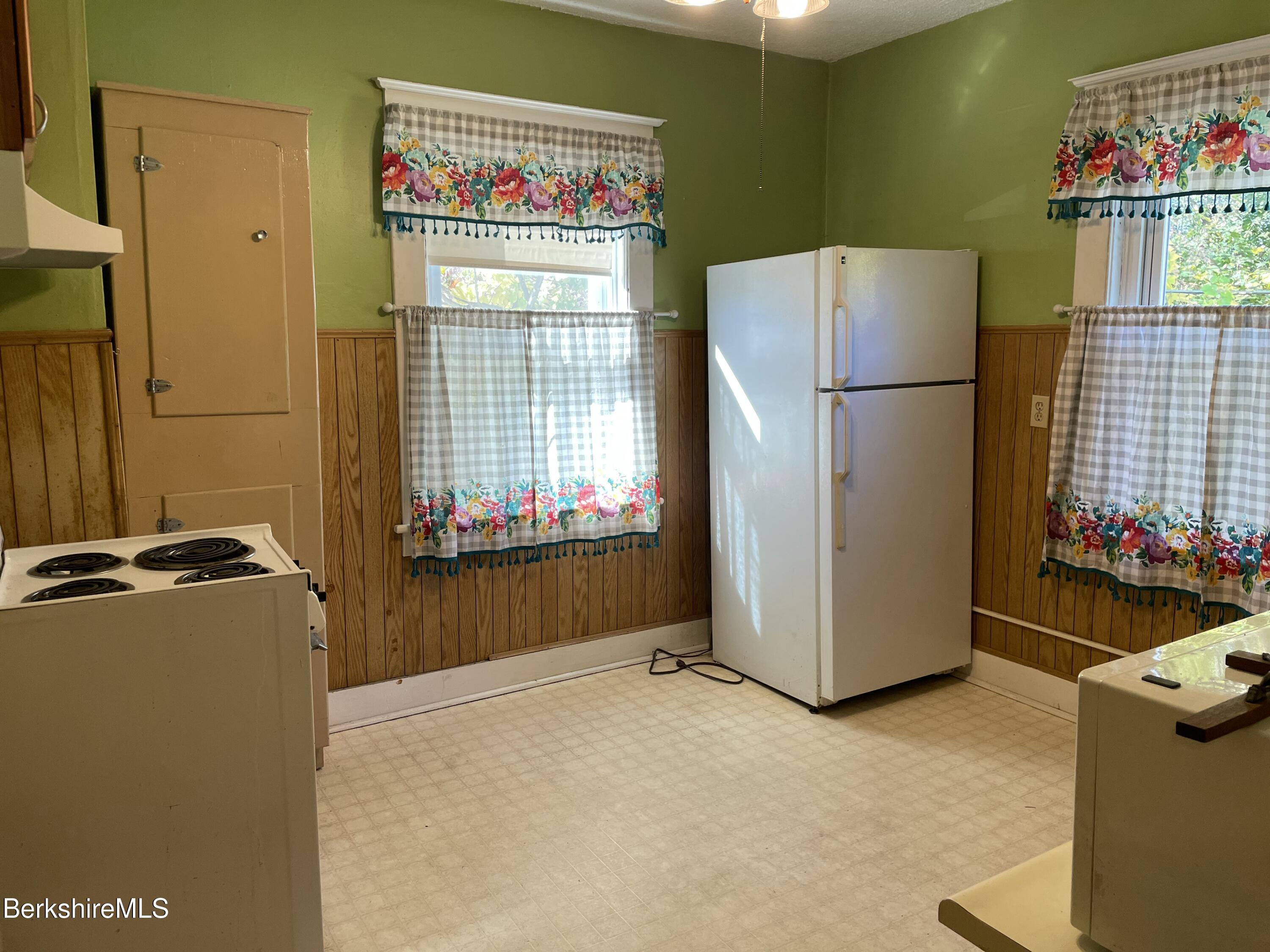 156 Elizabeth Street Pittsfield, MA 01201 - Photo 19 of 36 20251006_140432467_iOS