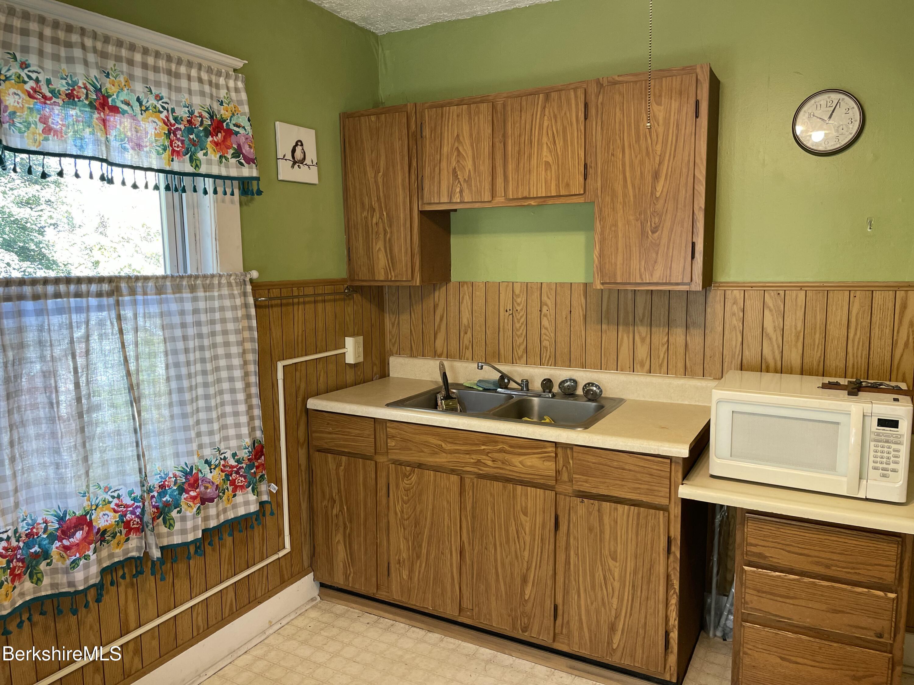 156 Elizabeth Street Pittsfield, MA 01201 - Photo 20 of 36 20251006_140440678_iOS