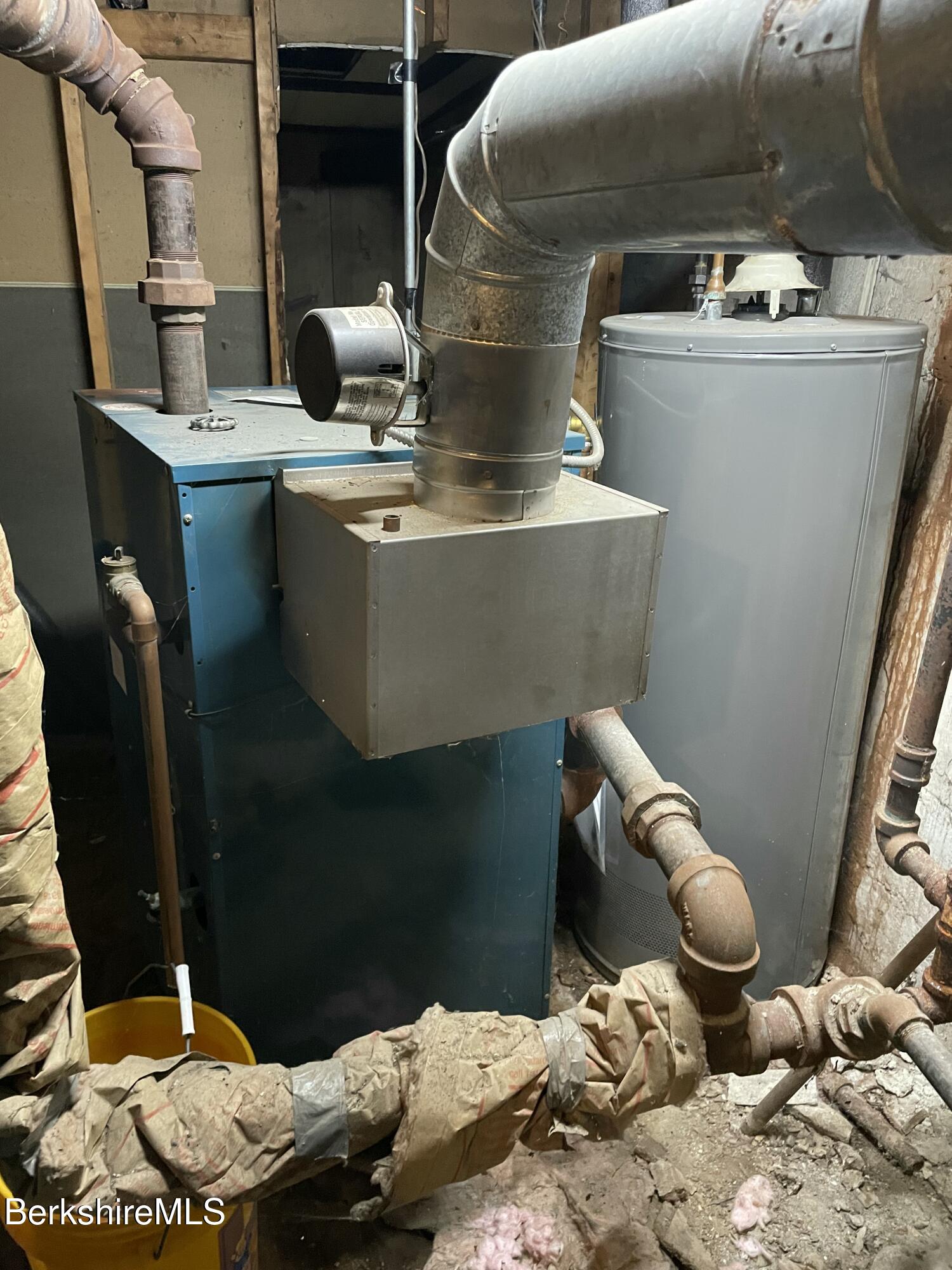 156 Elizabeth Street Pittsfield, MA 01201 - Photo 32 of 36 20251006_141237004_iOS