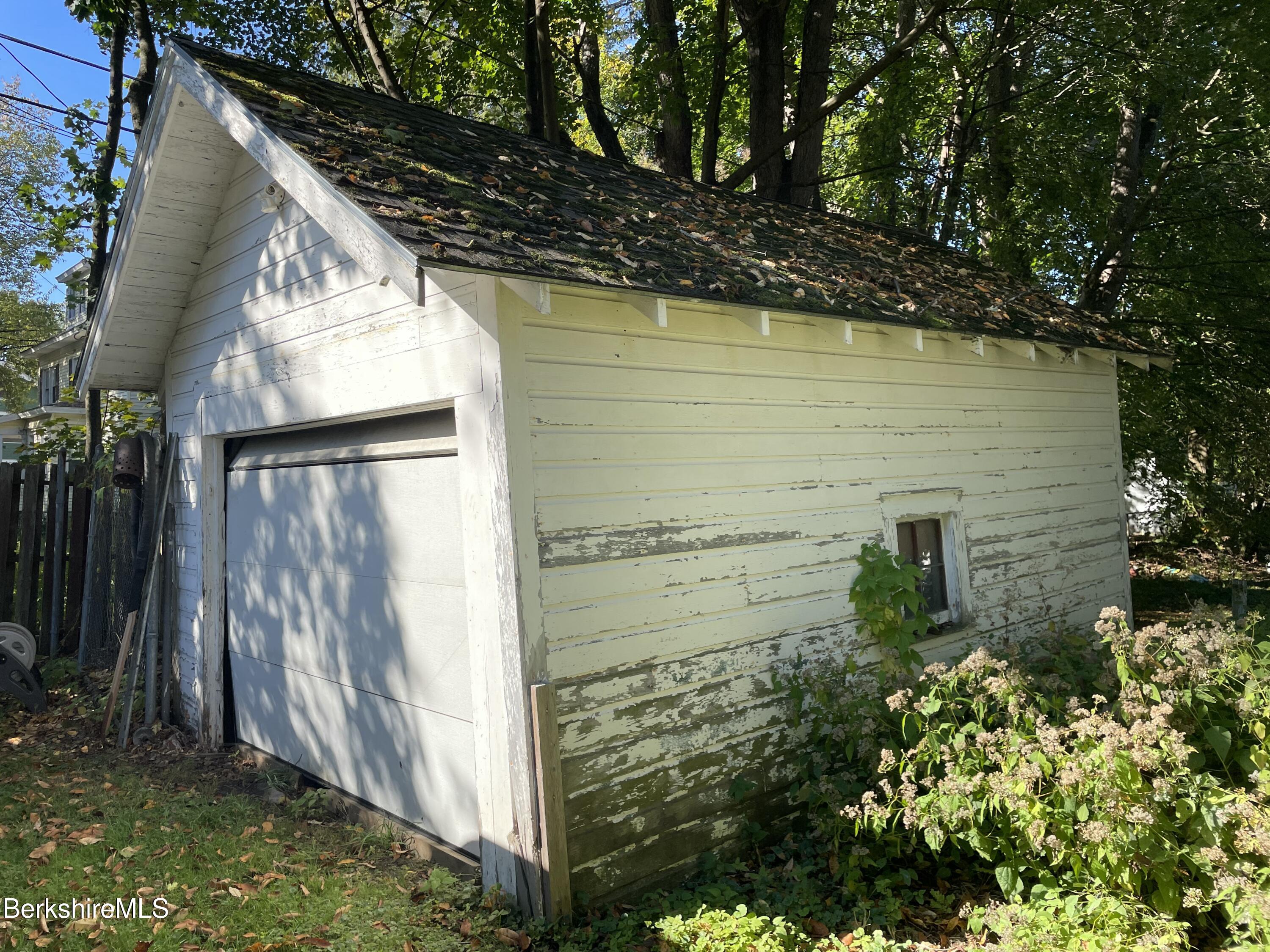 156 Elizabeth Street Pittsfield, MA 01201 - Photo 34 of 36 20251006_141422759_iOS