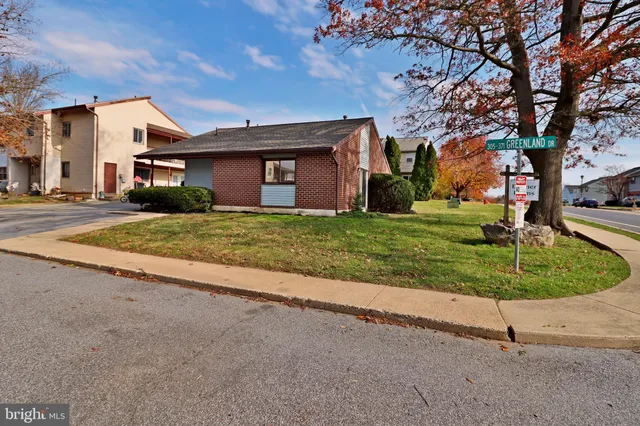 $279,900 | 305 Greenland Drive, Lancaster, PA 17602
