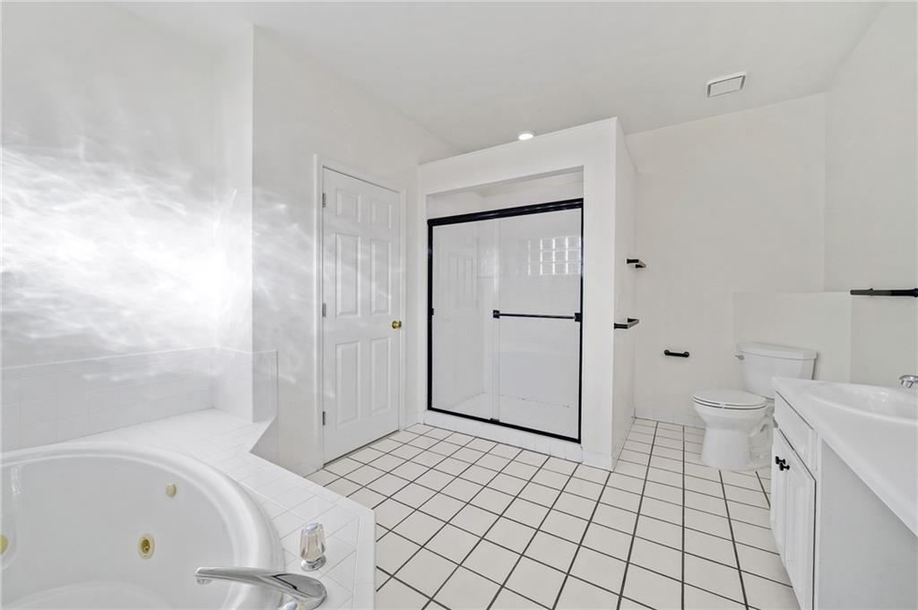 1086 Pine Grove Avenue Northeast Brookhaven, GA 30319 - Photo 21 of 33 a bathroom with a bathtub and toilet