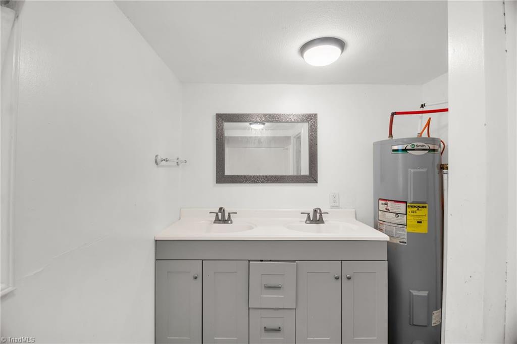 404 Hickory Chapel Road High Point, NC 27260 - Photo 9 of 31