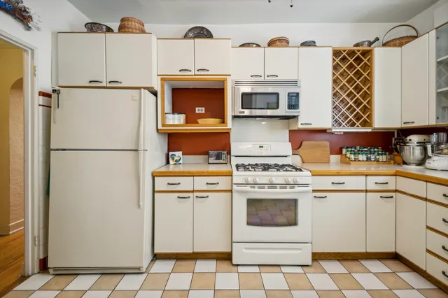 $374,900 | 2109 West Jarvis Avenue, Unit 1, Chicago, IL 60645