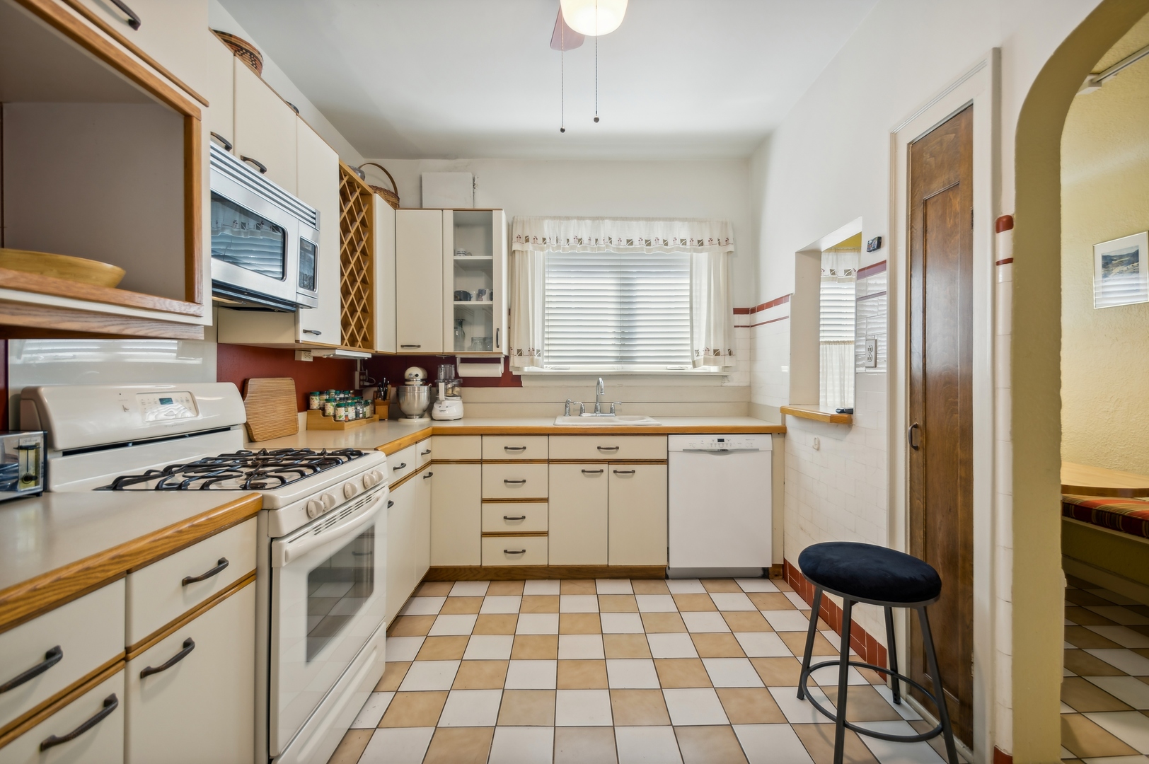 2109 West Jarvis Avenue, Unit 1 Chicago, IL 60645 - Photo 17 of 24