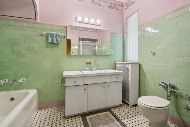 $374,900 | 2109 West Jarvis Avenue, Unit 1, Chicago, IL 60645