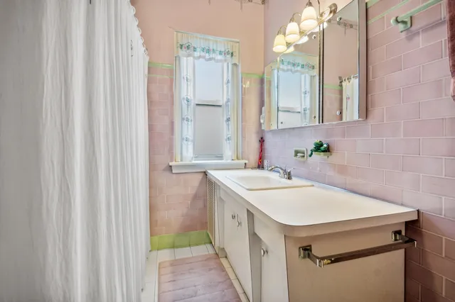 $374,900 | 2109 West Jarvis Avenue, Unit 1, Chicago, IL 60645