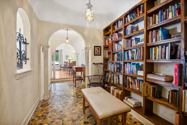 $374,900 | 2109 West Jarvis Avenue, Unit 1, Chicago, IL 60645