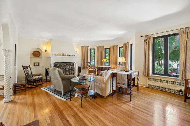 $374,900 | 2109 West Jarvis Avenue, Unit 1, Chicago, IL 60645