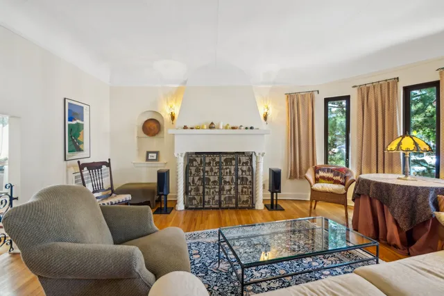 $374,900 | 2109 West Jarvis Avenue, Unit 1, Chicago, IL 60645