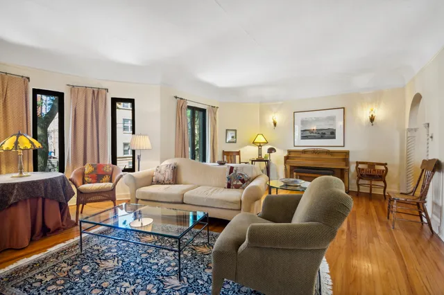 $374,900 | 2109 West Jarvis Avenue, Unit 1, Chicago, IL 60645