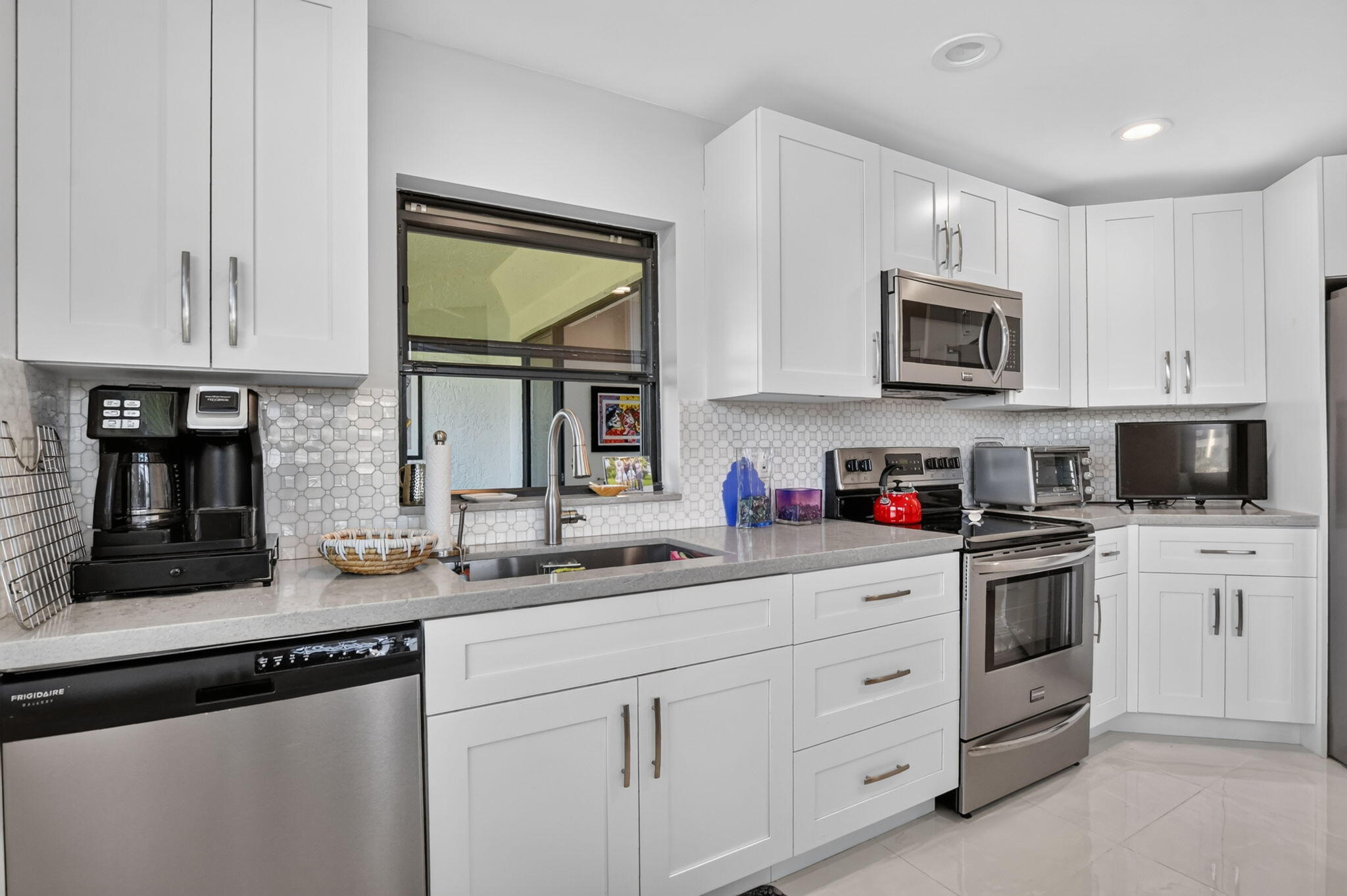 7535 La Paz Boulevard, Unit 306 Boca Raton, FL 33433 - Photo 14 of 37 kitchen