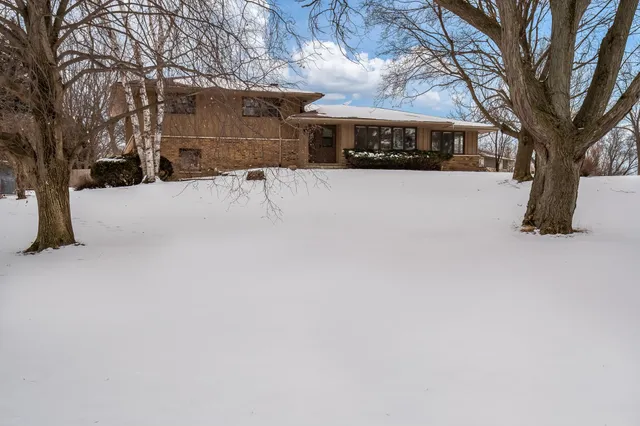 $379,900 | 6747 Lynnhurst Lane, Roscoe, IL 61073