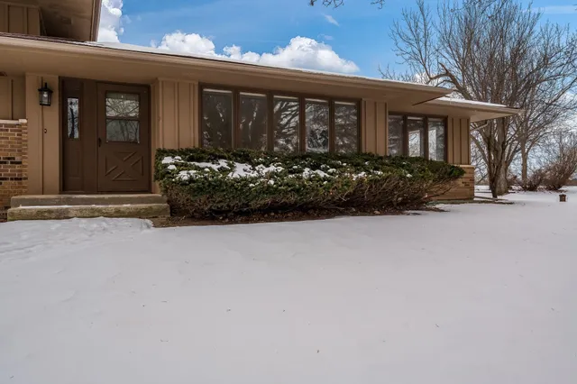 $379,900 | 6747 Lynnhurst Lane, Roscoe, IL 61073