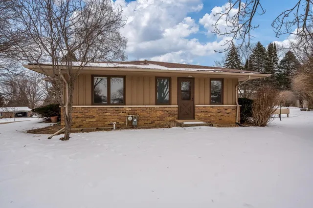 $379,900 | 6747 Lynnhurst Lane, Roscoe, IL 61073