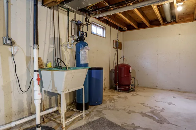 $379,900 | 6747 Lynnhurst Lane, Roscoe, IL 61073