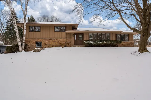 $379,900 | 6747 Lynnhurst Lane, Roscoe, IL 61073