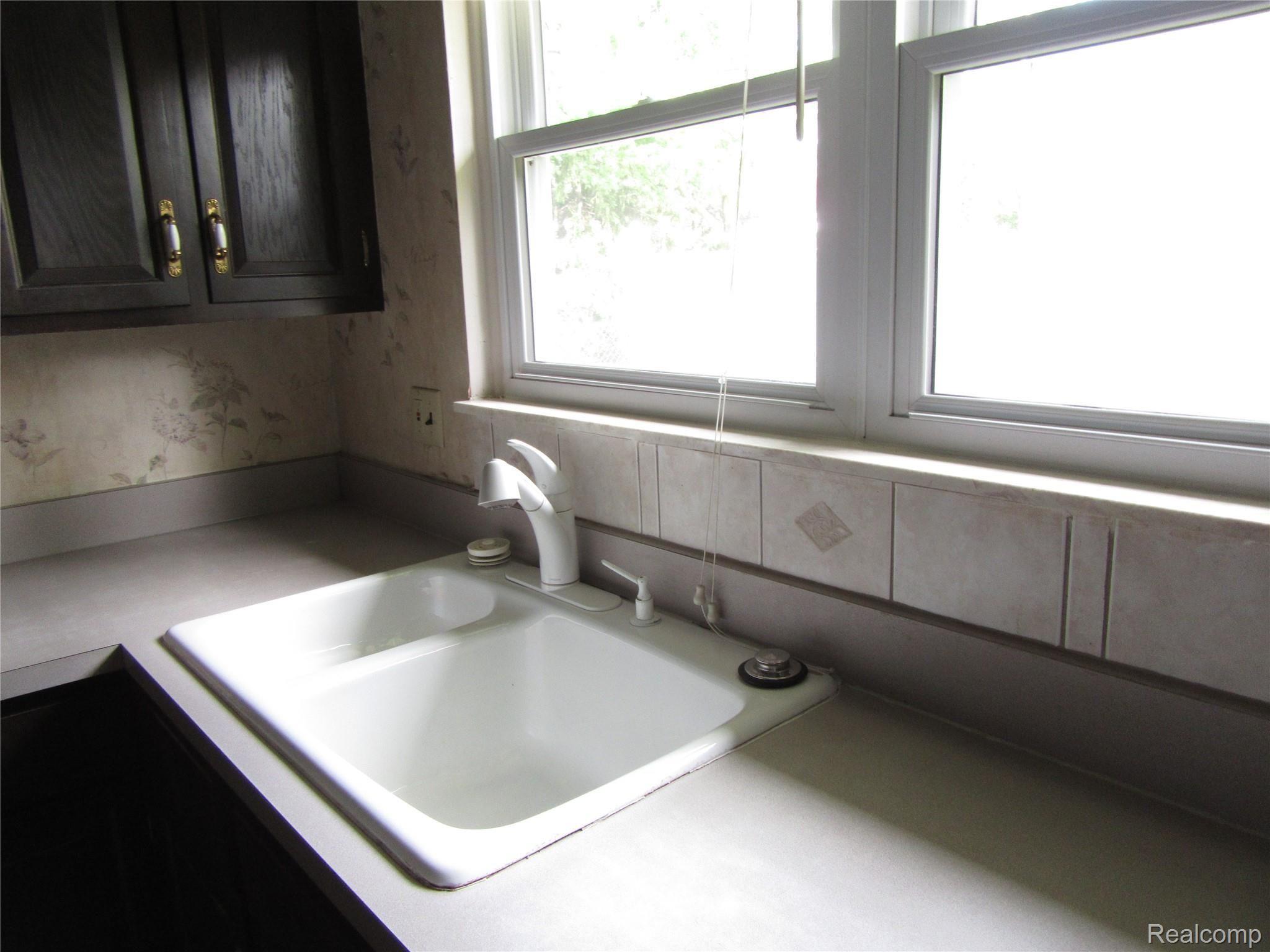 24590 Queens Pointe Novi, MI 48375 - Photo 9 of 20 Queenspt today Kit.JPG