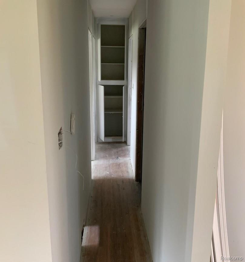 647 Ruff Drive Monroe, MI 48162 - Photo 25 of 36 hallway to bdrm/bath