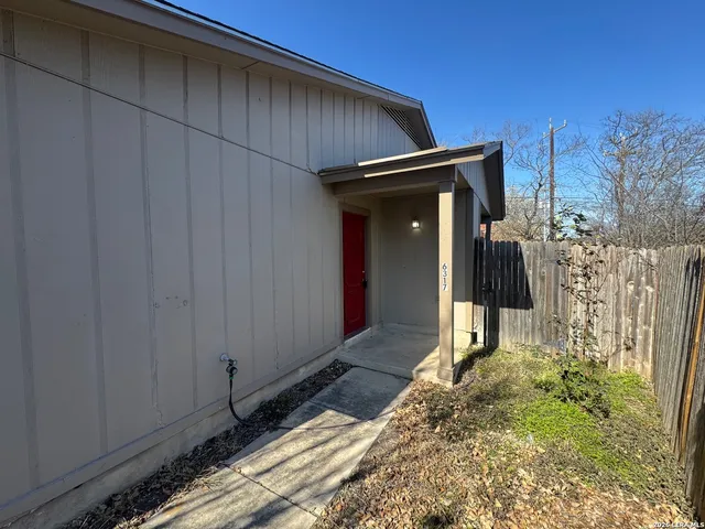 a view of backyard of the house