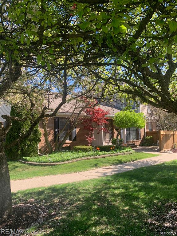22260 Pondview Novi, MI 48375 - Photo 2 of 15