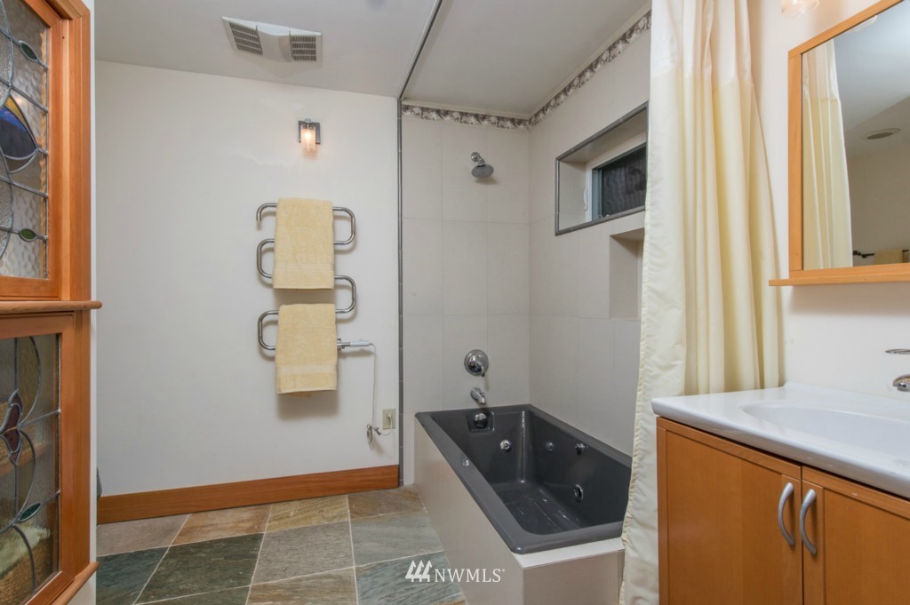 10530 Southwest Cowan Road Vashon, WA 98070 - Photo 11 of 25 Gallery Image 11