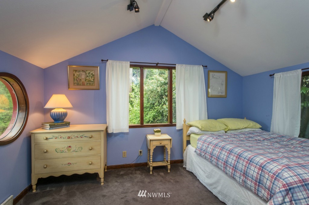 10530 Southwest Cowan Road Vashon, WA 98070 - Photo 14 of 25 Gallery Image 14
