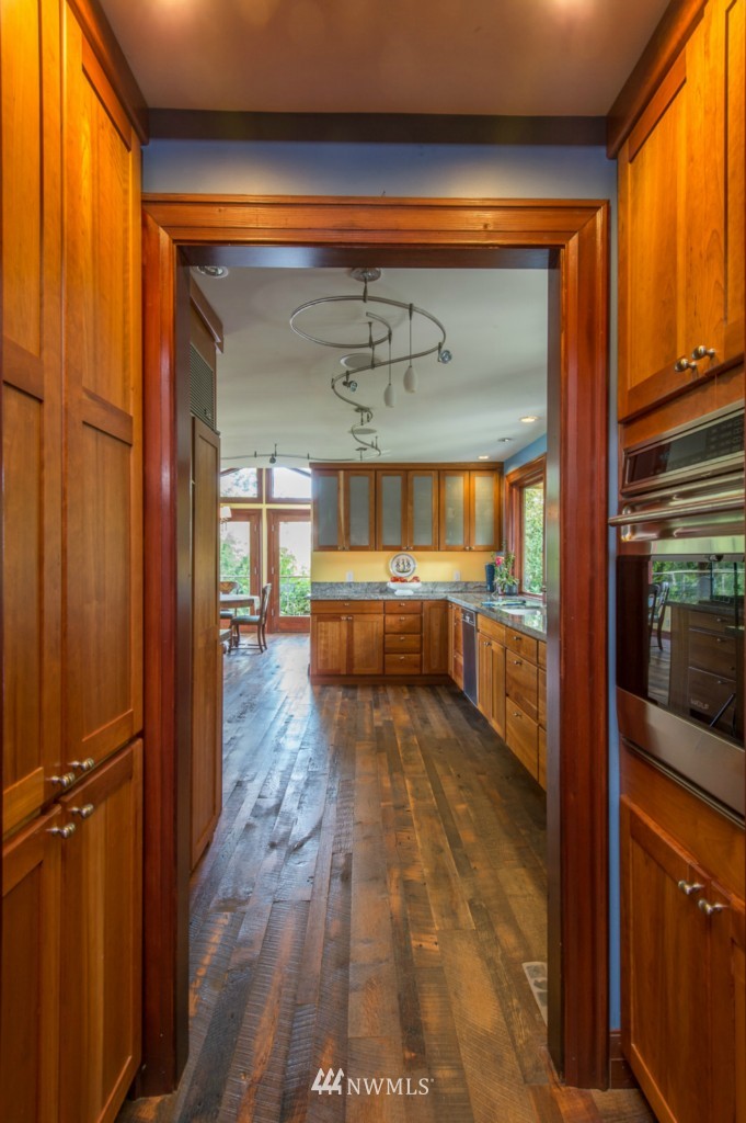 10530 Southwest Cowan Road Vashon, WA 98070 - Photo 4 of 25 Gallery Image 4