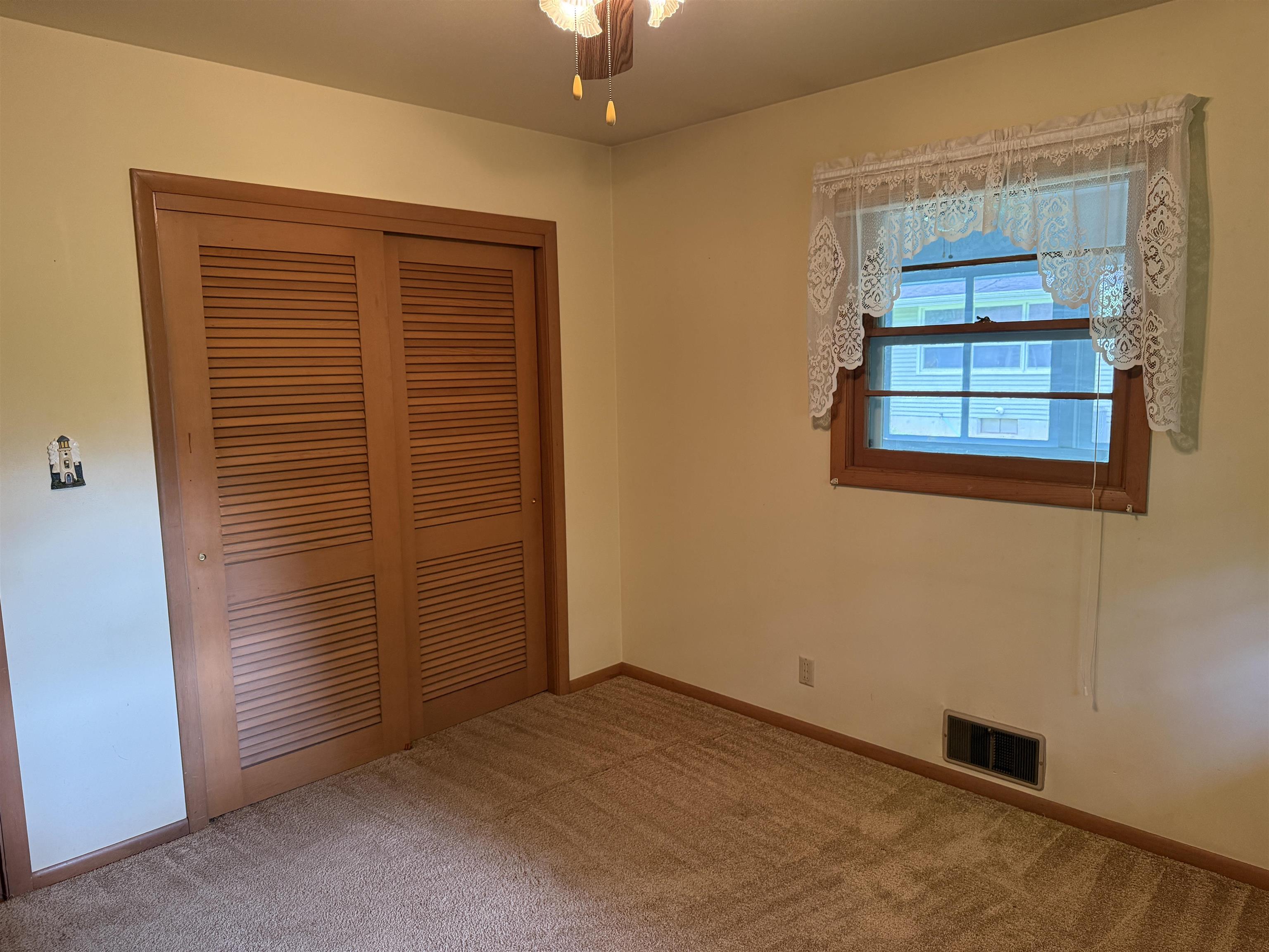 1894 North Ridge Drive Freeport, IL 61032 - Photo 14 of 25 an empty room with windows and closet
