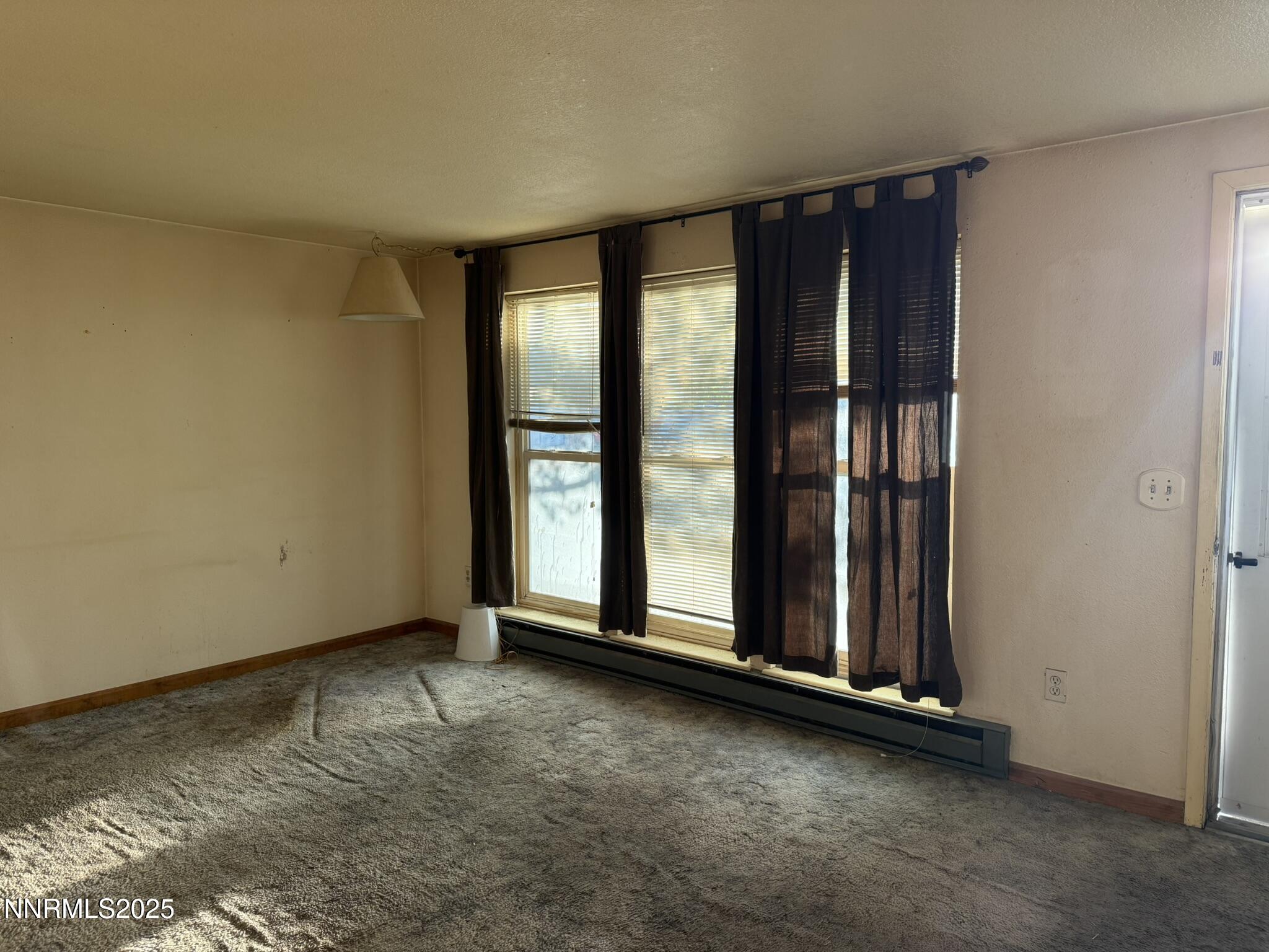 502 Prebble Street Winnemucca, NV 89445 - Photo 8 of 13 an empty room with sliding door
