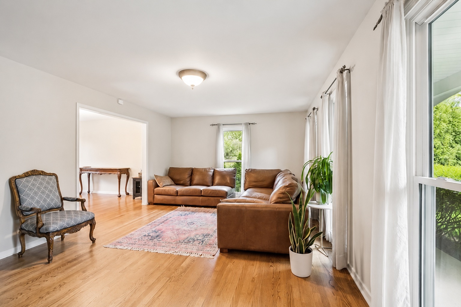 250 Wilshire Road Lake Forest, IL 60045 - Photo 3 of 28 a living room with furniture and a wooden floor