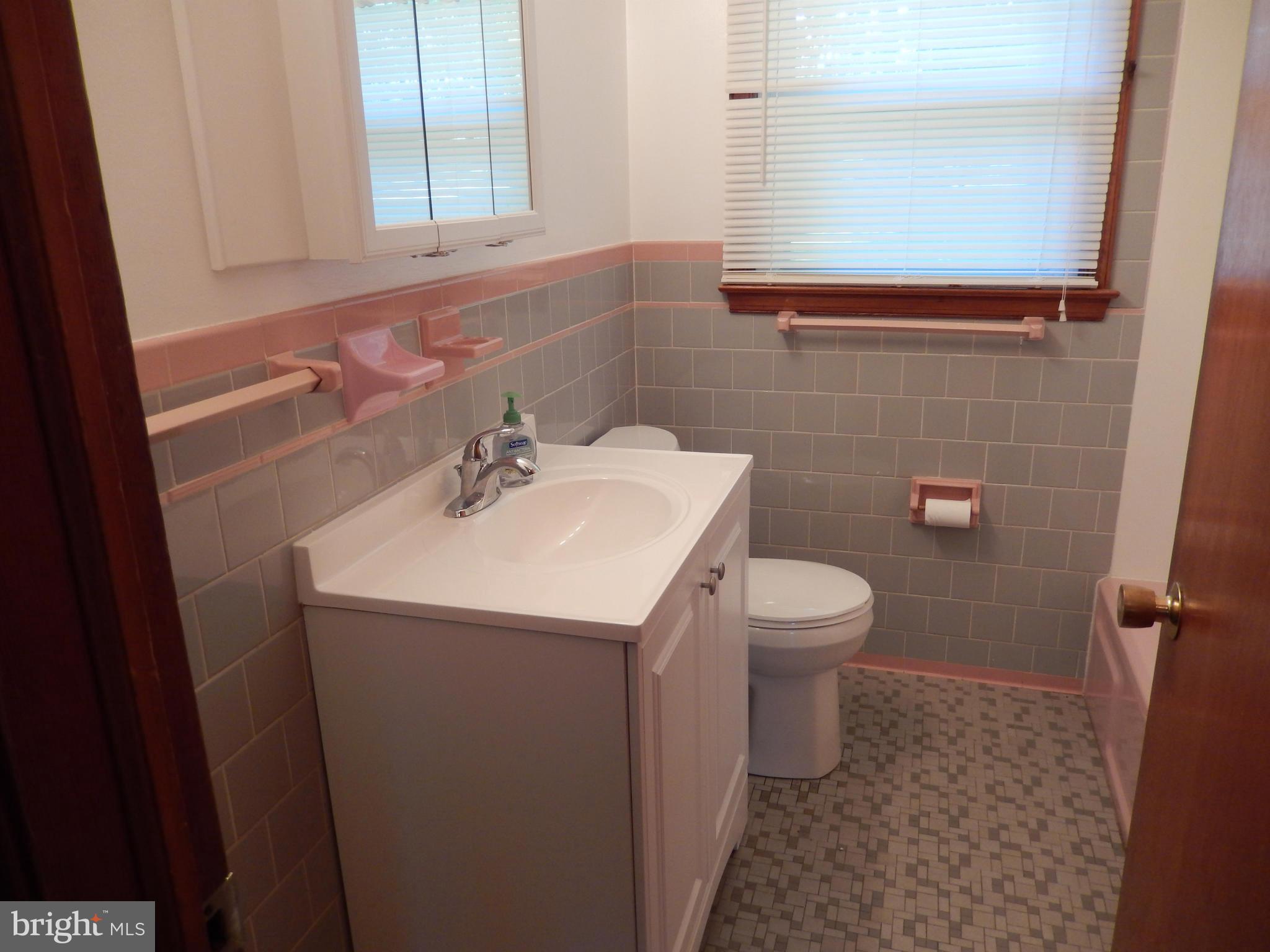 537 Hawthorne Road Linthicum Heights, MD 21090 - Photo 15 of 16 Bath
