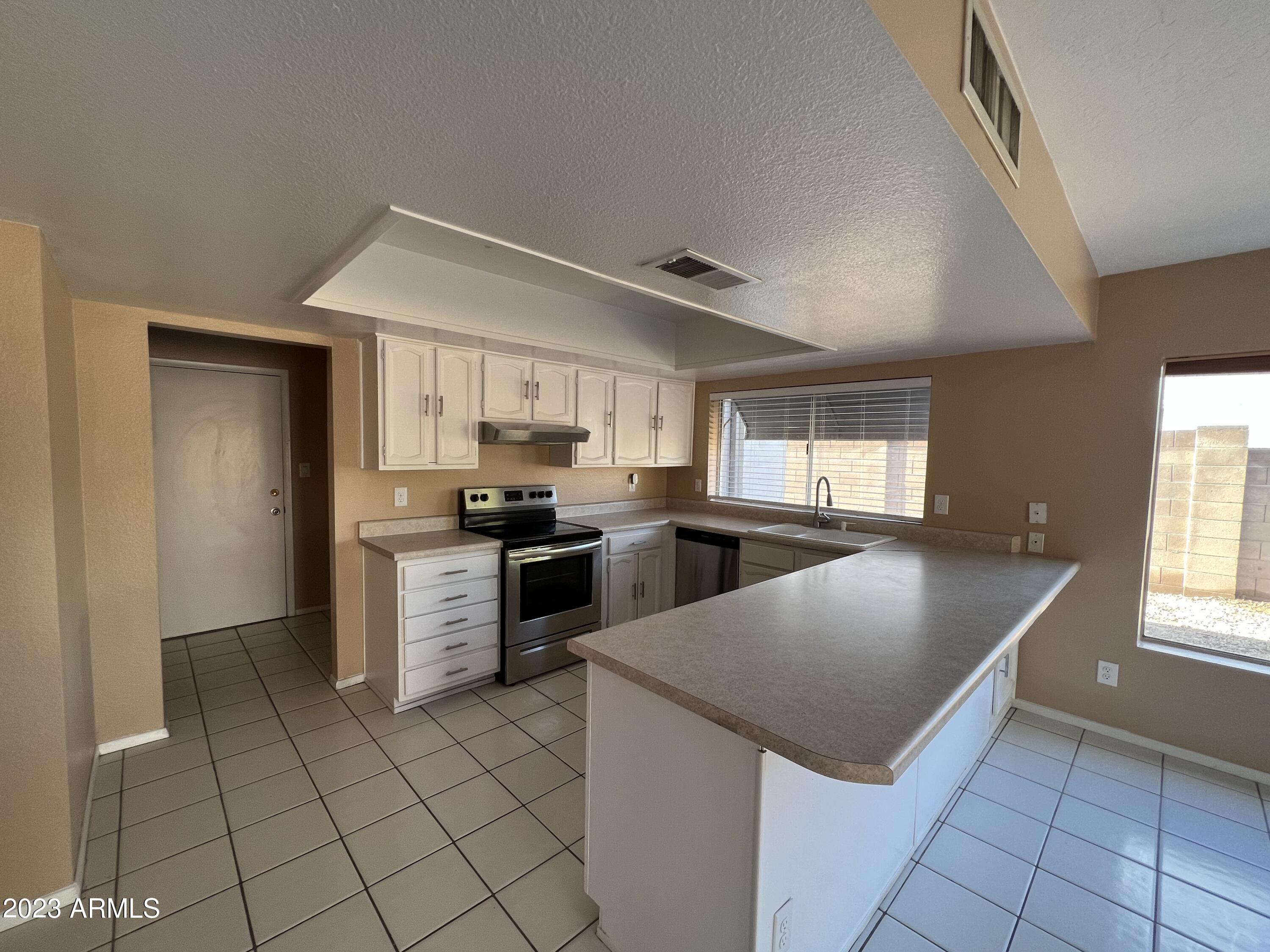2444 West Hearn Road Phoenix, AZ 85023 - Photo 11 of 13 Kitchen