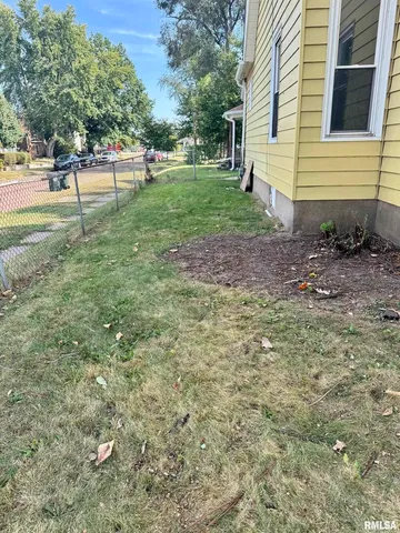 $875 | 201 South Howell Street, Unit 1/2, Davenport, IA 52802