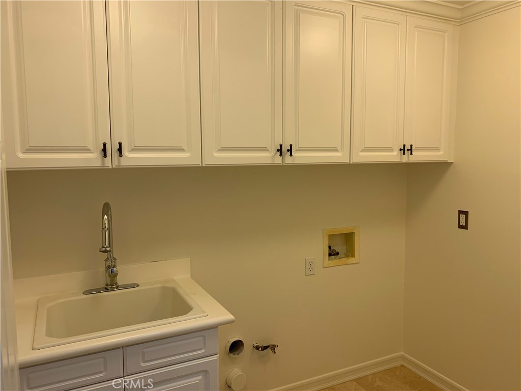 44 Whitford Irvine, CA 92602 - Photo 20 of 20 a bathroom with a sink and a window