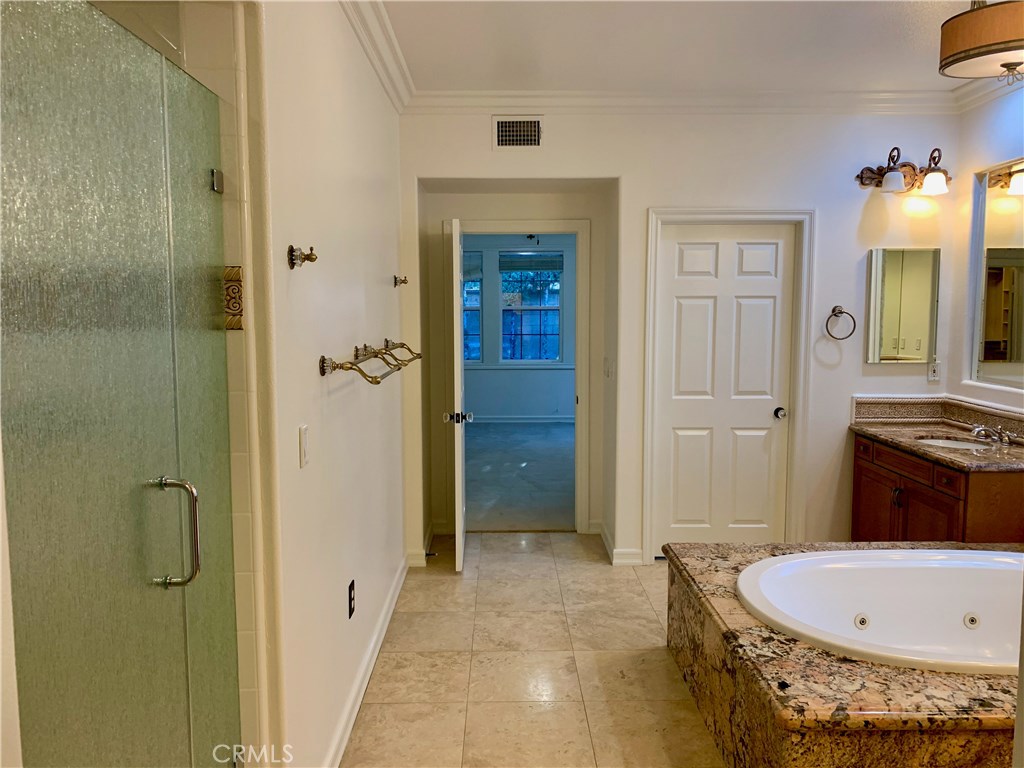44 Whitford Irvine, CA 92602 - Photo 10 of 20 a spacious bathroom with a tub and a sink
