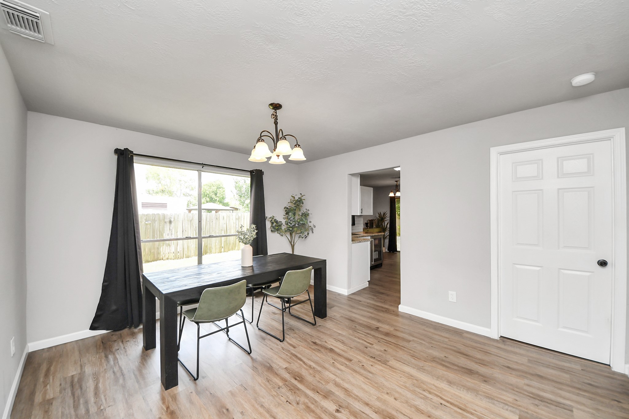 16118 Bunker Ridge Road Houston, TX 77053 - Photo 10 of 41 Formal Dinning Area
