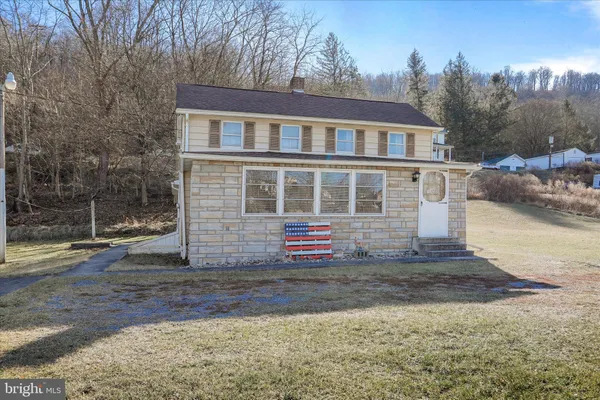 a view of residential houses with street