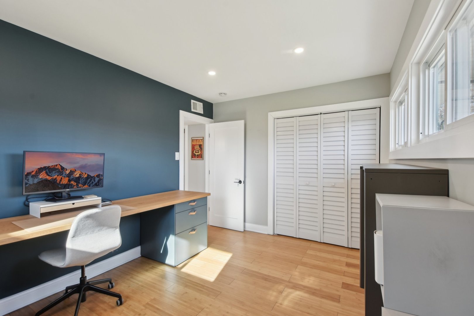 5709 South Austin Avenue Chicago, IL 60638 - Photo 14 of 30 a workspace with furniture