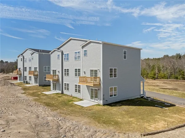 $649,500 | 2 Old County Vlg Way, Unit B, Smithfield, RI 02917